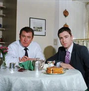 Auch in ihrem neuen Fall müssen Inspector Barnaby (John Nettles, l.) und Sergeant Troy (Daniel Casey, r.) mit jeder Menge Überraschungen rechnen. Auch in ihrem neuen Fall müssen Inspector Barnaby (John Nettles, l.) und Sergeant Troy (Daniel Casey, r.) mit jeder Menge Überraschungen rechnen.