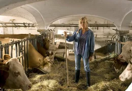 Elli (Jutta Speidel) l&auml;sst sich von der harten Arbeit auf dem Bauernhof nicht bange machen.