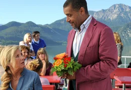 Raymond (Christofer von Beau) stellt sich Elli (Jutta Speidel) vor, die eine Kontaktanzeige aufgegeben hatte.