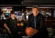 Kurt Wallander (Krister Henriksson) entspannt sich mit Bea (Malena Engstr&ouml;m) beim Bowling.