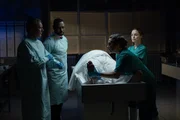 DS Roy Grace (John Simm, l.), DS Glenn Branson (Richie Campbell, 2.v.l.), Cleo (Zo&euml; Tapper, r.) und Nadiuska De Sancha (Carolina Vald&eacute;, 2.v.r.) bei der Obduktion der Leiche des stadtbekannten Einbrechers Shelby Stoner (Daniel Fearn): Wie konnte er in Brighton durch den Biss einer exotischen Schlange get&ouml;tet werden?