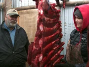 Pat Moore bewundert Courtney Agnes' moose meat. Pat Moore bewundert Courtney Agnes' moose meat.
