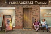 Brigitta (Anne-Katrin Gummich) und Jutta (Dagmar Manzel) sind Freundinnen.