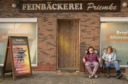 Brigitta (Anne-Katrin Gummich) und Jutta (Dagmar Manzel) sind Freundinnen.