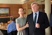 Isabel (Katharina Sch&uuml;ttler) begleitet ihren pflegebed&uuml;rftigen Vater Ernst (Manfred Zapatka) in den Segelclub.