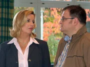 Nachdem Sarah (Alexa Maria Surholt) sich mit Dr. Grimm verabredet hat, muss sie erfahren, dass er zwar keine Frau, aber einen Freund hat. Hans Peter Brenner (Michael Trischan) versucht diskret &uuml;ber Sarahs entsetztes Gesicht hinwegzuschauen.