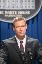 Pr&auml;sident Benjamin Asher (Aaron Eckhart).