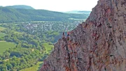 Der Rotenfels bei Traisen, Rheinland-Pfalz, mit Kletterern.
