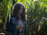 Annika (Alexandra Schiller) hat sich im Labyrinth verlaufen.