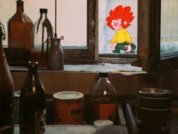 Pumuckls Neugier wird wieder einmal geweckt, als er drei Buben beim Schatzsucherspiel beobachtet. Nun fehlen ihm zwar sowohl Juwelen als auch Gold und Silber, aber der Kobold will sich trotzdem am Spiel beteiligen. Da f&auml;llt sein Auge auf Eders geliebtes Taschenmesser. Pumuckl versteckt es.