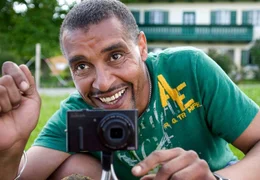 Bitte l&auml;cheln! Raymond (Christofer von Beau) macht ein Erinnerungsfoto.