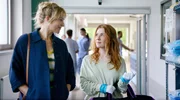 Nora Kaminski (Tanja Wedhorn, li.) und Anne Jahnke (Franziska Brandmeier) im Flur des Klinikums: Durch Noras Hilfe geht es ihr bereits besser.