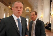hr-fernsehen TIER&Auml;RZTIN DR. MERTENS FOLGE 37, &Uuml;ber den Wolken, 39-Teilige Fernsehserie, Deutschland 2006-2010, Regie: Heidi Kranz, Oberb&uuml;rgermeister Herrenbr&uuml;ck (Frank Sieckel, l.) bleibt hart. Entweder Dr. F&auml;hrmann (Michael Lesch, r.) l&auml;sst den Wei&szlig;kopfseeadler zu Ehren einer Delegation aus den USA fliegen oder er fliegt selbst!