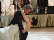 ARD LIEBE AUF DEN ZWEITEN BLICK (last chance harvey), USA 2008, Regie Joel Hopkins, am Dienstag (21.05.13) um 00:50 Uhr im Ersten. Brautvater Harvey (Dustin Hoffman) legt mit seiner Tochter Susan (Liane Balaban) eine hei&szlig;e Sohle aufs Parkett.