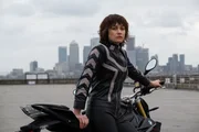Eine namenlose Frau (Olga Kurylenko), nur "der Kurier" genannt, erledigt schnell und ohne zu fragen auf ihrem Motorrad Auftr&auml;ge in London.