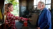 Eva (Jennifer Ulrich, li.) m&ouml;chte die Werkstatt von Hinrich (Hermann Beyer, re.) &uuml;bernehmen.