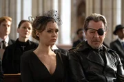 Die letzten Minuten in Freiheit: Ezekiel Mannings (Gary Oldman) und seine Tochter Alys (Calli Taylor) bei einer Trauerfeier in New York.