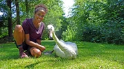 Der Alsterschwan scheint sich neben Pia sichtlich wohl zu f&uuml;hlen.