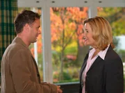 Das Symposium ist zu Ende und Dr. Torsten Grimm (Andr&eacute; R&ouml;hner) fragt Sarah (Alexa Maria Surholt), ob sie nicht Lust h&auml;tte, sich von ihm zum Essen ausf&uuml;hren zu lassen. Als Sarah mitbekommt, dass die st&auml;ndigen Telefonate, die Torsten f&uuml;hrt, nicht von seiner Frau, sondern seiner Schwester und deren Tochter kommen, sagt sie freudestrahlend zu.