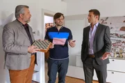 Die Kommissare Hansen (Igor Jeftic, r.) und Stadler (Dieter Fischer, l.) durchsuchen die Wohnung des Schachspielers Georg Rieder (Roland von Kummant, M.).