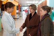 Not&auml;rztin Jasmin Jonas (Gerit Kling, l.) kann Konstanze (Karin Giegerich, M.) und ihre Schwester Miriam (Yvonne Johna, r.) beruhigen: Konstanzes Mann geht es besser.