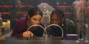 Amy (Imogen Mackie Walker, l.) und Lola (Gomolemo Kitso Tsagae, r.) untersuchen Proben von Essenzen beider magischen Linien, von Wizens und Mystics. Dabei machen sie eine interessante Entdeckung.