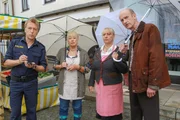 Polizist Mohr (Max Müller, l.) befragt die Standbetreiber Marianne Widl (Erika Fischer-Laughlin, 2.v.l.), Gertie Pointner (Johanna Bittenbinder, 2.v.r.) und (Werner Kraisig (Johannes Herrschmann, r.), die ebenfalls am Markt ihre Waren verkaufen. Polizist Mohr (Max Müller, l.) befragt die Standbetreiber Marianne Widl (Erika Fischer-Laughlin, 2.v.l.), Gertie Pointner (Johanna Bittenbinder, 2.v.r.) und (Werner Kraisig (Johannes Herrschmann, r.), die ebenfalls am Markt ihre Waren verkaufen.