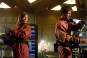 Als sie erfahren, dass der offensichtlich infizierte Dr. Peterson noch vor den Toren der Stadt herumirrt, durchbrechen Teyla (Rachel Luttrell, r.) und Major Sheppard (Joe Flanigan, l.) die Quarant&auml;ne.