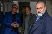 Hauptkommissar Voss (Jan-Gregor Kremp, r.) und Tom Kupfer (Ludwig Blochberger, M.) erhoffen sich von Dieter Behrens (Dirk Martens, l.), dem Manager des Opfers, N&auml;heres &uuml;ber die Geschehnisse in der Mordnacht zu erfahren.