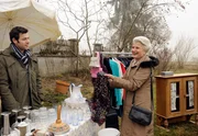 ARD STURM DER LIEBE FOLGE 1285, am Mittwoch um 15:10 Uhr im ERSTEN. K&auml;the (Luise Deschauer, r.) besucht Jacob (Andreas Thiele, l.) auf dem Flohmarkt.