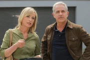 Die Kommissare Verena Danner (Katharina Abt, l.) und Dirk Bergmann (Florian Fitz, r.) ermitteln, nachdem ein Paketfahrer ermordet aufgefunden wurde.