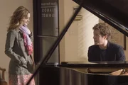 Um ein Comeback zu starten, erh&auml;lt Alex (Hugh Grant, r.) die M&ouml;glichkeit f&uuml;r ein Popsternchen Namens Cora Corman einen Song zu schreiben, nur leider kann er lediglich komponieren. Als dann aber seine Blumenpflegerin Sophie (Drew Barrymore, l.) kleine Reime vor sich hinsummt, scheint eine Texterin geboren ...