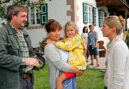 Christa (Valerie Niehaus) und ihre Tochter Isi (Pauline Brede, 3.v.li.) genie&szlig;en das Landleben bei Anni (Bettina Redlich, 2.v.li.) und Gustl (Maximilian Kr&uuml;ckl).