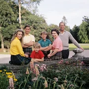 Die k&ouml;niglichen Familie in Balmoral Castle, Schottland w&auml;hrend der j&auml;hrlichen Sommerferien am 22. August 1972. v.l.n.r.: Prinzessin Anne, Prince Charles, Prince Edward, Prince Andrew, Queen Elizabeth, Prince Philip.