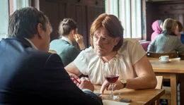 In der Rolle seines Alter Egos Jana van Hausten trifft sich der Schriftsteller Max (Heino Ferch, r.) mit seinen Verleger Benno Wolf (Peter Benedict, l.).