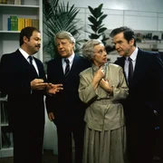 Herr Kneisel (Wolfgang Bathke, li.) ist mit dem wirtschaftlichen Aufschwung der M&ouml;belunion sehr zufrieden. Eberhard (Stephan Orlac, 2.v.li.), Fr&auml;ulein Glaubrecht (Gudrun Genest) und Herr Tenstaag (Gerhard Friedrich, re.) haben sich das Lob verdient.