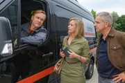 Der Paketfahrer Franz Tauber (Alexander Liegl, l.) hatte Streit mit seinem verstorbenen Kollegen, wie er den Kommissaren Danner (Katharina Abt, M.) und Dirk Bergmann (Florian Fitz, r.) gegen&uuml;ber zugibt.