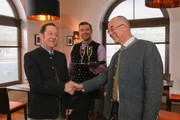 Schretzmayer (Jürgen Tonkel, l.) bedankt sich bei Achtziger (Alexander Duda, r.) für dessen Hilfe mit einem Glas Prosecco bei Jo (Christian K. Schaeffer, M.) im "Times Square". Schretzmayer (Jürgen Tonkel, l.) bedankt sich bei Achtziger (Alexander Duda, r.) für dessen Hilfe mit einem Glas Prosecco bei Jo (Christian K. Schaeffer, M.) im "Times Square".