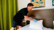 Jetzt ist Daniel in einem Programm f&uuml;r den beruflichen Wiedereinstieg. Im Seminarhotel Wesenufer reinigt er die Hotelzimmer oder serviert den G&auml;sten das Essen. &bdquo;Ich nehme keine Drogen mehr, werde aber mein Leben lang s&uuml;chtig sein&ldquo;, sagt Daniel. &bdquo;Da musst ich aufpassen.&ldquo;