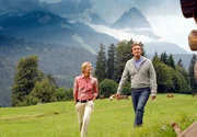Karl (Timothy Peach) und seine Frau Christa (Valerie Niehaus) lernen das Landleben zu sch&auml;tzen. Weiteres Bildmaterial finden Sie unter www.br-foto.de.