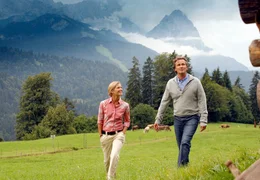 Karl (Timothy Peach) und seine Frau Christa (Valerie Niehaus) lernen das Landleben zu sch&auml;tzen. Weiteres Bildmaterial finden Sie unter www.br-foto.de.
