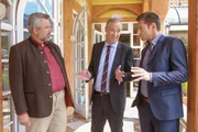 Hotelmanager Sebastian Kienberg (Manuel Boecker, M.) erz&auml;hlt den Kommissaren Stadler (Dieter Fischer, l.) und Hansen (Igor Jeftic, r.), dass die Tote und ihr Ehemann in getrennten Zimmern geschlafen haben.