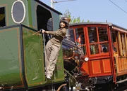 Moderatorin Mona Vetsch f&auml;hrt im F&uuml;hrerstand der Rigi-Dampflok mit.