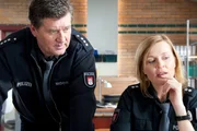 Hans (Bruno F. Apitz, l.) und Melanie (Sanna Englund, r.) ermitteln in einem Erbschaftsstreit.