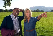 Elli (Jutta Speidel) zeigt ihrem neuen Mitarbeiter und Freund Raymond (Christofer von Beau) die Gegend.