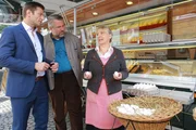 Marktfrau Gertie Pointner (Johanna Bittenbinder, r.) erz&auml;hlt den Kommissaren Stadler (Dieter Fischer, M.) und Hansen (Igor Jeftic, l.) von ihrer verstorbenen Kollegin.