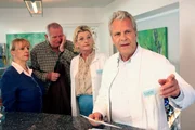 Der ganze Trubel um den Besuch seiner Tochter bringt den Zahnarzt Leander (Peter Sattmann) völlig durcheinander – seine Patienten Rolf (Harry Täschner) und Johanna Reichelt (Johanna Bittenbinder) sowie seine Sprechstundenhilfe Anna Maria (Saskia Vester) sind etwas irritiert. Der ganze Trubel um den Besuch seiner Tochter bringt den Zahnarzt Leander (Peter Sattmann) völlig durcheinander – seine Patienten Rolf (Harry Täschner) und Johanna Reichelt (Johanna Bittenbinder) sowie seine Sprechstundenhilfe Anna Maria (Saskia Vester) sind etwas irritiert.