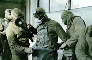 Weil elektronische Ger&auml;te durch die hohe Strahlung nicht funktionieren, m&uuml;ssen Hunderte Liquidatoren das Dach der Turbinenhalle von radioaktivem Schutt befreien. Es sind sowjetische Soldaten, die Schutzkleidung aus Blei tragen. Aufnahme vom August 1986.