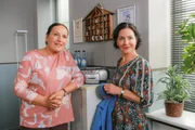 Marianne Grasegger (Ursula Maria Burkhart, l.) erz&auml;hlt Miriam Stockl (Marisa Burger, r.) von einem Radio-Gewinnspiel.