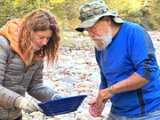 Schweiz: Marion Flatz-M&auml;ser und Sepp Niederberger, der Pr&auml;sident der Schweizerischen Goldw&auml;schervereinigung, beim Goldwaschen.